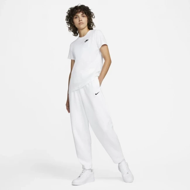 Футболка Nike W NSW CLUB TEE DN2393-100 в Екатеринбурге  в Екатеринбурге 